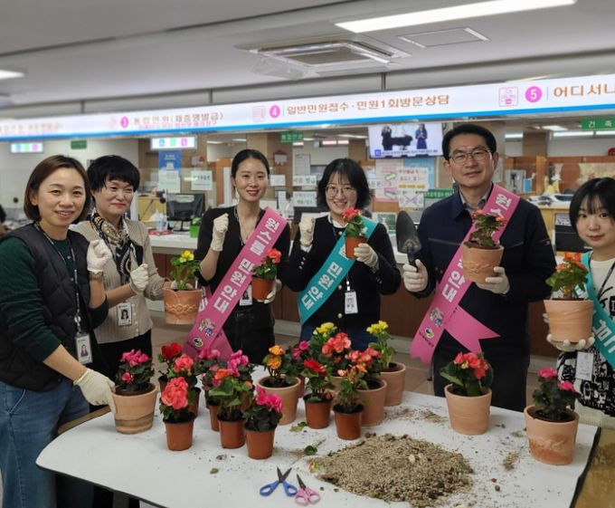 친절 담은 꽃 구청 민원실에 활짝