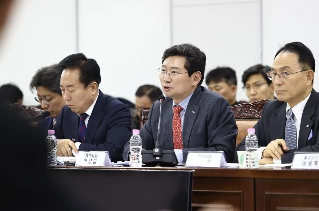 2024년 12월 12일 이상일 용인특례시장이 국토교통부 세종청사 대회의실서 열린 '제7차 국가산단 범정부 추진지원단 회의'에서 '용인 첨단시스템반도체 국가산업단지' 성공을 위한 의견을 제안하고 있다