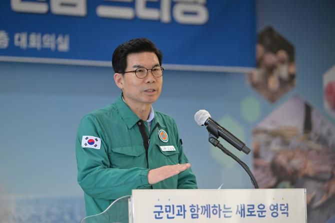 김광열 영덕군수가 산불 피해 종합 복구계획을 설명하고 있다.