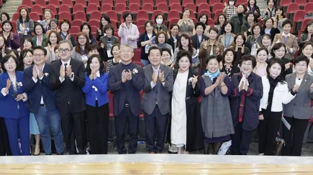 이재준 수원시장(앞줄 오른쪽 6번째)과 제22기 수원시 여성지도자대학 수강생들이 함께하고 있다.