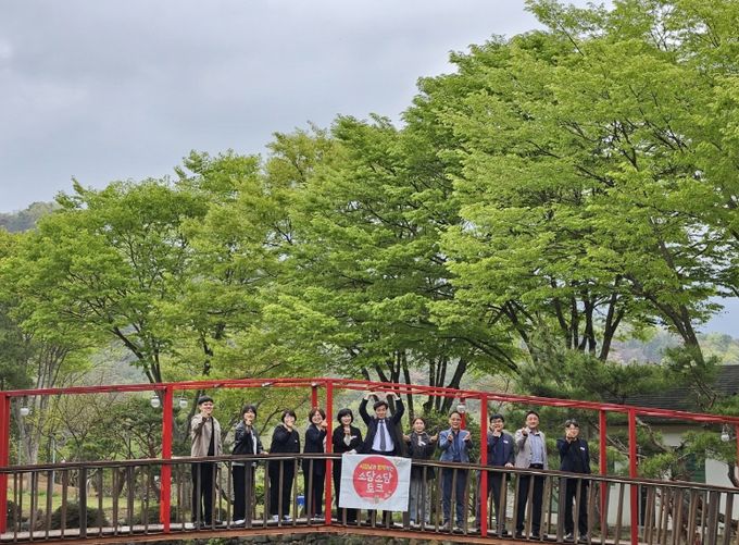 17일 밀양시 부북면 소재 카페에서 진행된 소담소담 토크에서 안병구 시장과 칭찬공무원들이 단체 기념 촬영을 하고 있다.
