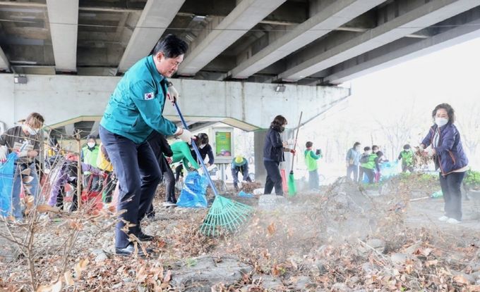 미추홀구, 관선고가차도 일대서 ‘새봄맞이 민관합동 대청소’ 실시해