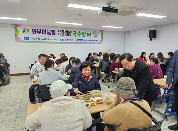 남양주시(시장 주광덕)는 지난 16일 와부읍민회관에서 ‘어르신들께 드리는 따뜻한 국수 한 그릇 장터’가 열렸다고 17일 밝혔다.