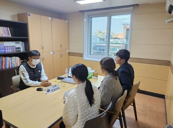 완도교육지원청에서 진로진학상담을 진행하고 있다
