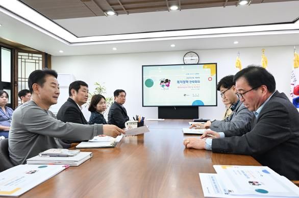 김동근 시장이 4월 17일 ‘제9차 복지정책 전략회의’를 진행하고 있다.