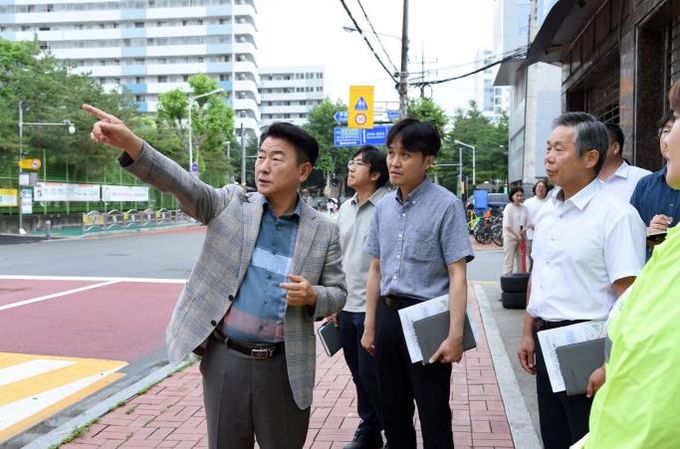 김동근 시장이 관내 교통신호 관련 현황을 점검하고 있다.