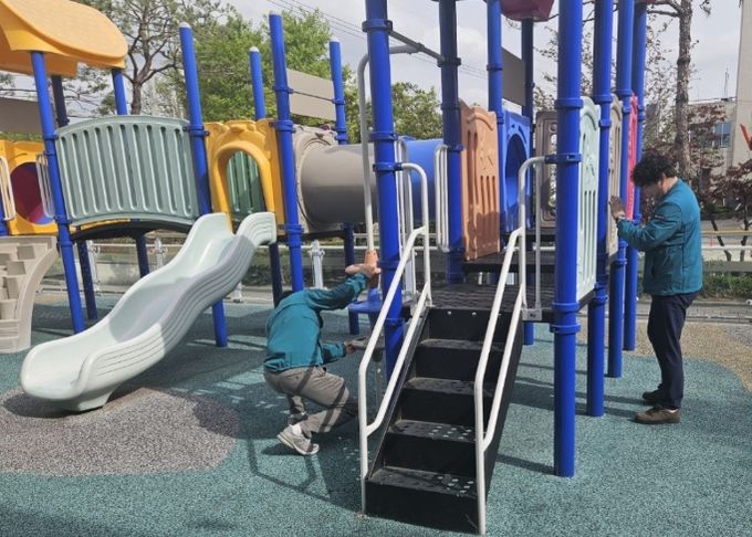 영천시는 지난 3월 18일부터 4월 16일까지 관내 어린이놀이시설에 대한 전수조사 및 특별안전점검을 실시했다.