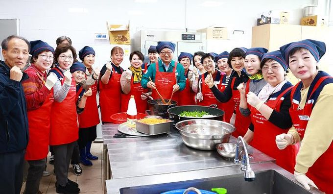 울진군여성단체협의회,‘온기 담은 사랑의 생신꾸러미’전달