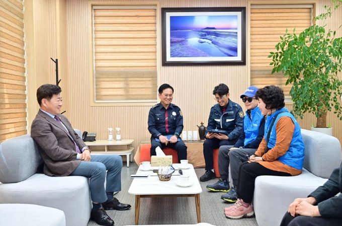 “드론으로 생명 구한 영웅” 제주도, 시니어 순찰대원 격려