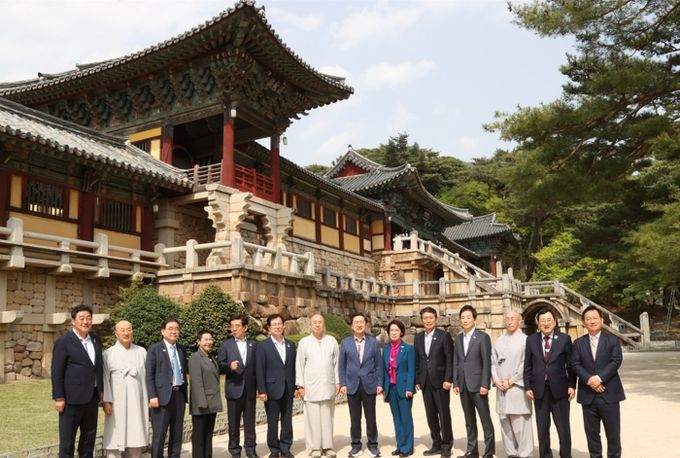 2025 APEC 정상회의 지원 특별위원회 위원들과 주낙영 경주시장과 함께 18일 경주 불국사를 답사한 후 기념촬영을 하고 있다.