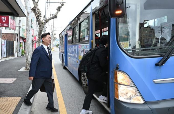 김제선 중구청장, 버스로 출근하며 친환경 실천 앞장
