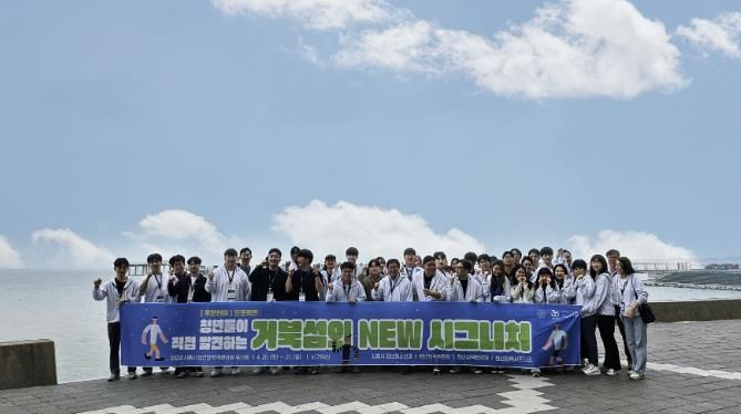 거북섬에서 지역과 연계한 프로젝트를 구상하는 시흥청년들