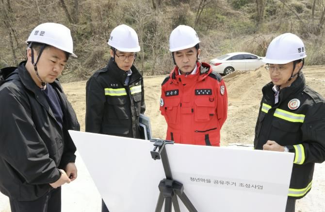 최재형 보은군수, 청년마을 공유주거 조성사업 현장 점검 나서-최재형 군수가 청년마을 공유주거 조성사업과 관련한 사업 내용을 듣는 모습