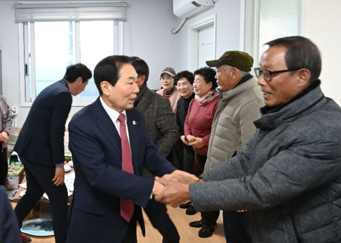 2025년 1월 15일 성낙인 군수가 대합면 경로당을 방문해 겨울철 안전관리를 당부했다.