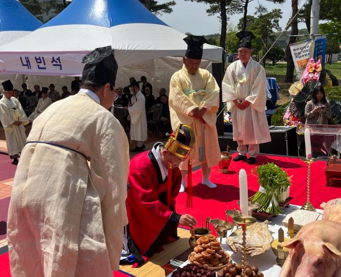 영천최씨대종친회는 지난 21일 최무선과학관에서 최무선 장군의 위업을 기리는 최무선 장군 탄신 700주년 기념행사 및 추모제를 개최했다.