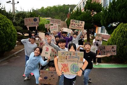 화순초등학교 학생들이 직접 만든 ‘탄소중립 실천’ 포스터를 들어 보이고 있다.