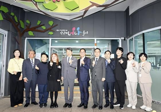 세 번째부터 문정복 더불어민주당 국회의원, 김현주 소래초등학교장, 이주호 사회부총리 겸 교육부장관, 김진수 경기도교육청 제1부교육감 순.