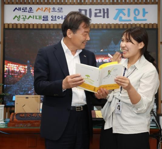 진안군, 명사 추천 도서 운영(전춘성 진안군수)