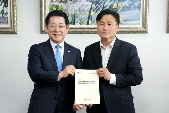 김영록 전라남도지사가 23일 서울 국회에서 김영진 더불어민주당 의원과 면담을 갖고 ‘전남 미래발전 5대 핵심과제’ 및 ‘지역 핵심 사업’ 등 도 현안 해결을 위한 협조를 요청하고 있다.