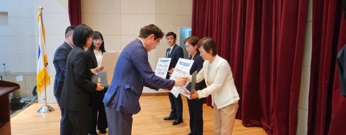 교통문화지수 우수 지자체 시상식(왼쪽 정용식 한국교통안전공단 이사장, 오른쪽 이희경 고창군 도시디자인 과장).