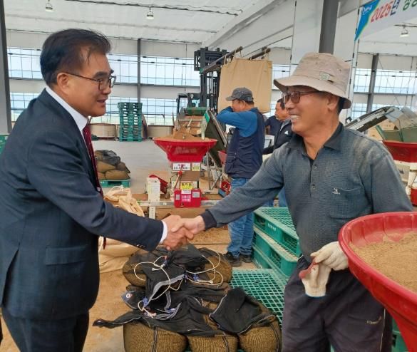 김기웅 서천군수, 볍씨 파종 영농 현장 찾아 농업인 격려