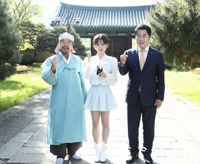 관악구 홍보대사로 위촉된 훈장 김봉곤, 가수 김다현 부녀와 박준희 관악구청장(오른쪽 첫번째)