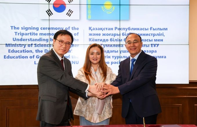 임태희 경기도교육감이 4월 26일(현지시간) 카자흐스탄 아스타나시에 있는 유라시아국립대에서 카자흐스탄 과학고등교육부, 유라시아국립대학교와 업무협약(MOU)을 체결한 뒤 기념촬영을 하고 있다.