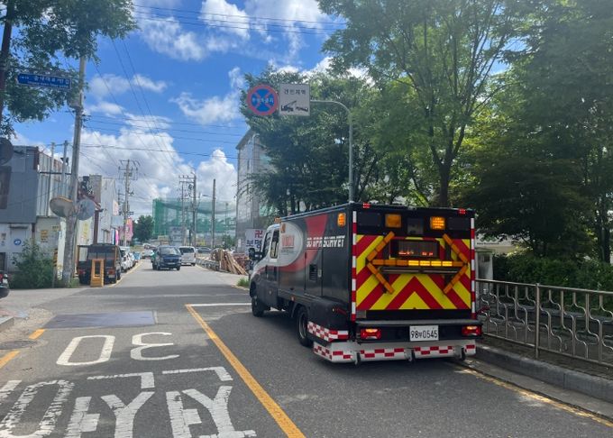 지표투과레이더(GPR)에 탐사 차량이 부천시 도로를 주행하며 지반침하 여부를 확인하고 있다.