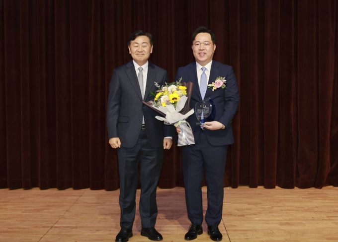 28일 전북특별자치도청 대회의실에서 열린 제44대 최병관 행정부지사 퇴임식에 김관영 도지사가 공로패를 수여하고 있다.