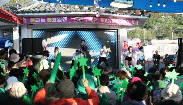 가수 에녹이 불금불파 행사장에서 공연을 하고 있다.