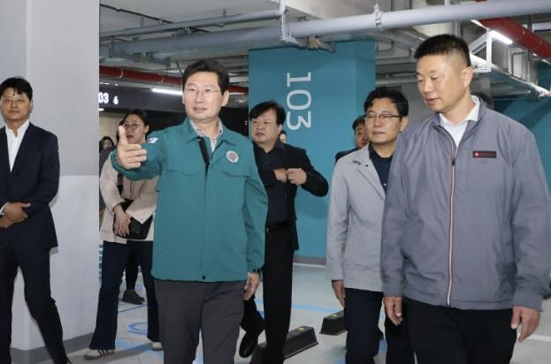 이상일 용인특례시장이 29일 시 용인시 품질점검단과 함께 롯데캐슬 하이브엘 지하 주차장 시공 상태를 살펴보고 있다.