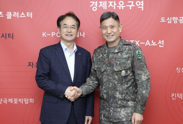 이동환 시장(왼쪽)과 이명철 60사단장(오른쪽)이 악수하며 기념촬영 하고 있다.