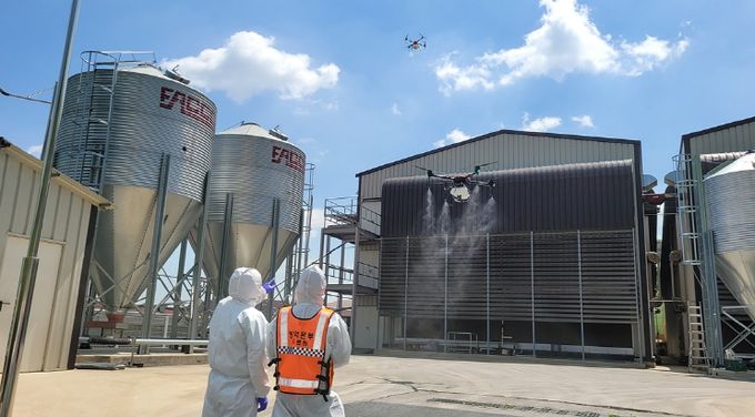 대구보건환경연구원, 드론 띄워 농장 소독, AI 방역효과