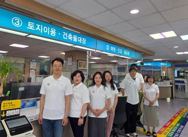 합천군청 민원실, 창구직원에게 군 홍보와 청렴을 상징하는 하계 근무복 착용 실시