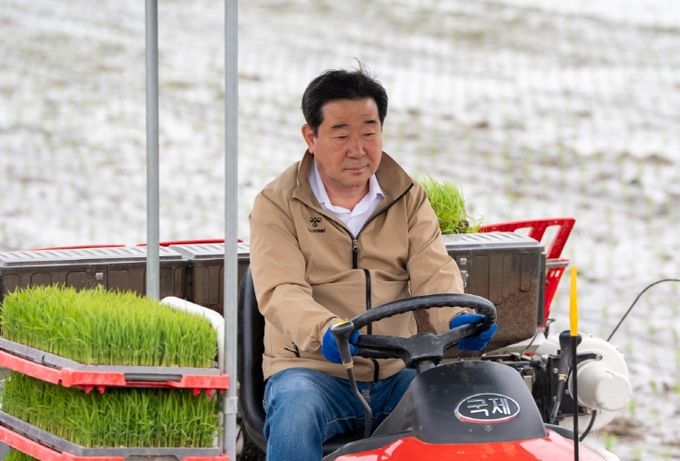 “올해도 풍년 기원” 증평군, 첫 모내기로 영농 본격화