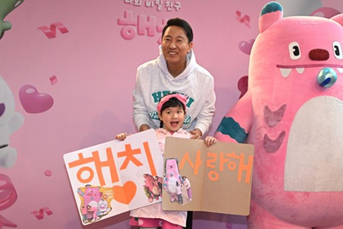 오세훈 서울시장이 1일 서울시 캐릭터 ‘해치’ 탄생 1주년 기념행사에 참석한 어린이와 사진을 촬영하고 있다.