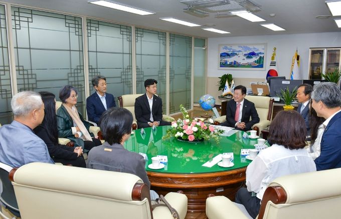 정기명 여수시장이 1일 오후 시장실에서 2024년도 국가공무원 5급 공개경쟁채용시험(행정고시)에 최종 합격한 지역 출신 인재들과 그 가족들을 초청해 간담회를 가졌다.