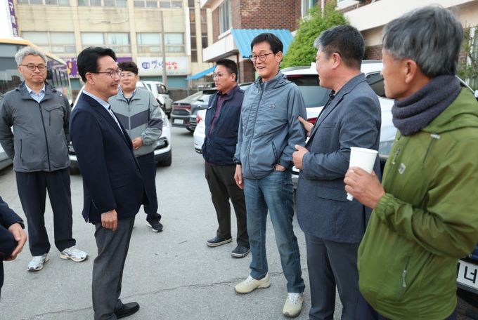 근로자의 날, 지역 기업 및 대중교통 근로자 격려