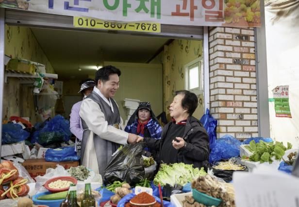 오세현 아산시장이 지난 24일 온양온천전통시장을 방문한 모습