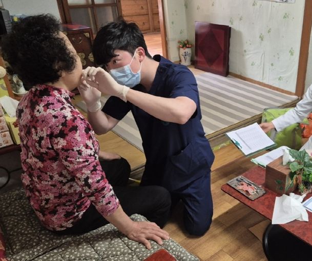 노인 가정 방문 구강건강관리