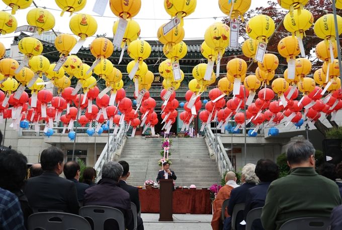 박강수 마포구청장이 부처님 오신 날을 맞아 석불사 봉축법회에 참석했다.