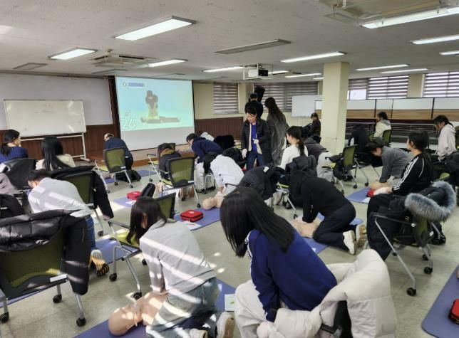 부천시 보건소에서 진행하는 시민 대상 심폐소생술 현장 모습, 실습 위주의 교육을 진행하고 있다.