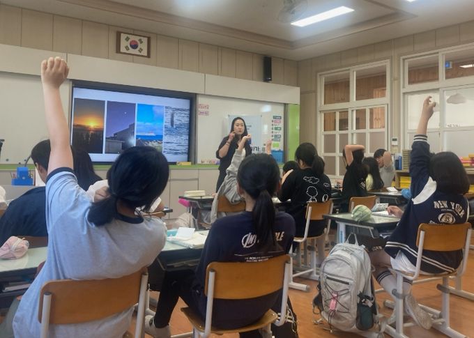 ‘찰칵, 디카시 작가가 되어 볼래?’ 프로그램(효돈초)