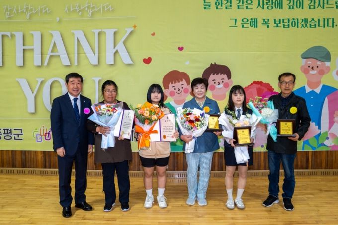 증평읍, 어버이날 기념행사에 900여 명 어르신 모여 웃음꽃