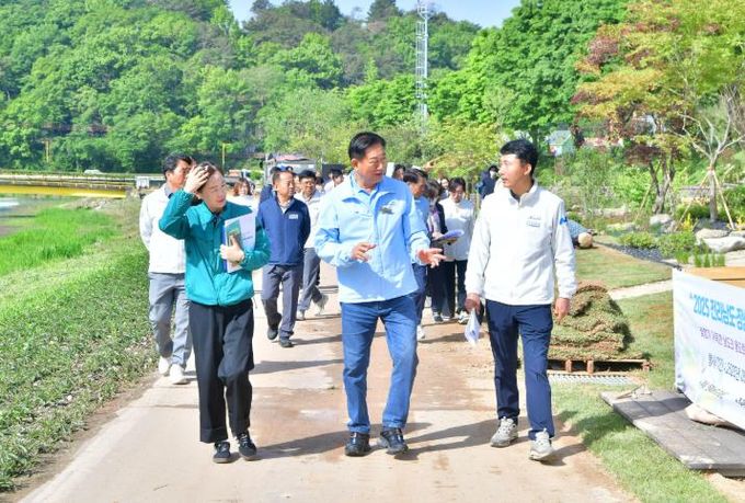 7일 축제 현장 점검에 나선 김한종 장성군수(중앙)와 간부 공무원들