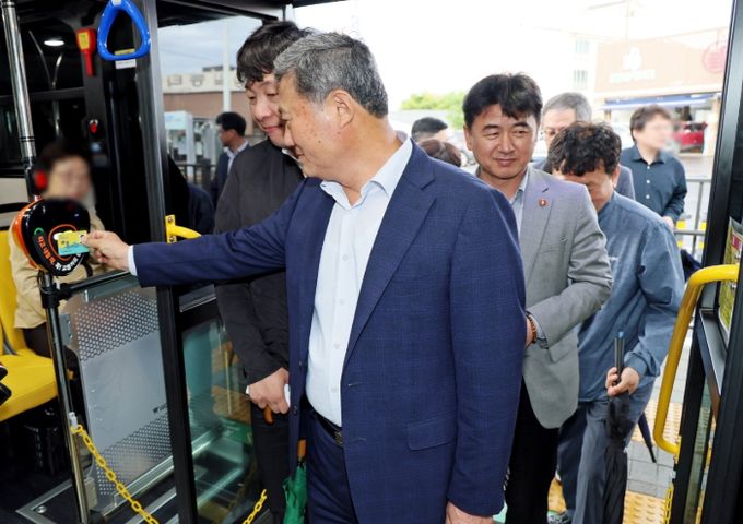 양문형 버스 시승하는 김완근 제주시장