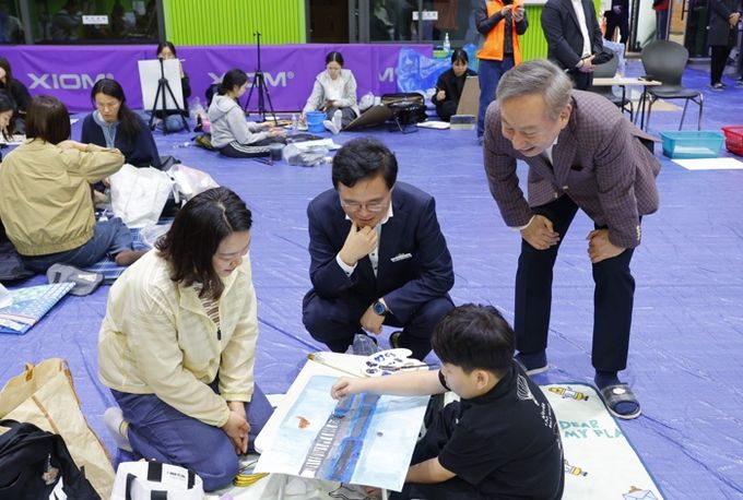 진교훈 서울 강서구청장(가운데)이 10일 겸재정선미술관과 궁산근린공원 일대에서 열린 ‘겸재문화예술제’에 참석해 그림을 그리고 있는 학생과 대화를 나누고 있다.
