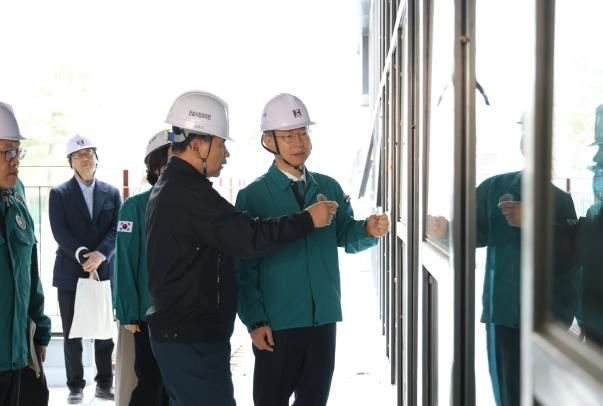 장인홍 구로구청장(맨 오른쪽)이 관내 공사 현장을 둘러보며 시설을 점검하고 있다.