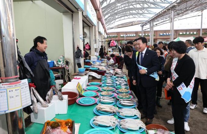무안전통시장에서 진행된 수산물 소비 촉진 행사 모습