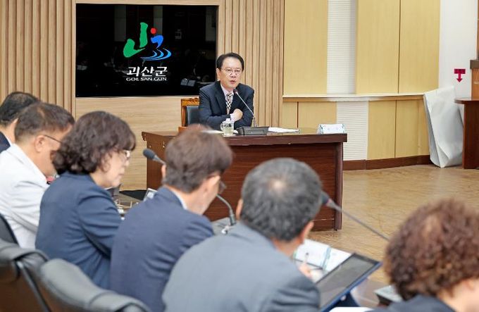 확대간부회의서 철저한 준비를 당부하는 송인헌 군수